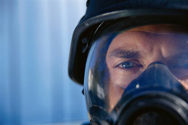 Rick Barrentine Plakát, Obraz - Police Officer Wearing Gas Mask, Rick Barrentine, 40 × 26.7 cm