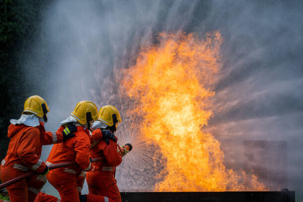 Visoot Uthairam Plakát, Obraz - Firefighters are extinguishing the fire., Visoot Uthairam, 40 × 26.7 cm