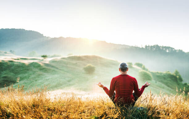 Halfpoint Images Plakát, Obraz - Senior man meditating outdoors in nature, Halfpoint Images, 40 × 26.7 cm