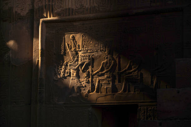 nomadnes Plakát, Obraz - Egyptian God and Hieroglyphics on the wall, nomadnes, 40 × 26.7 cm