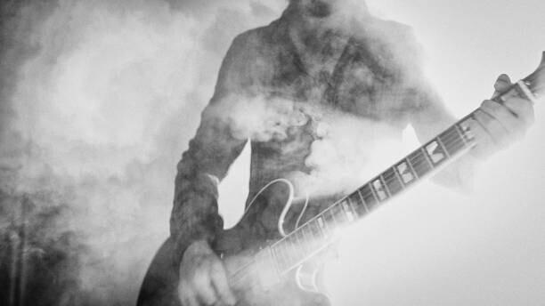 piola666 Plakát, Obraz - Rock guitarist playing guitar in a, piola666, 40 × 22.2 cm