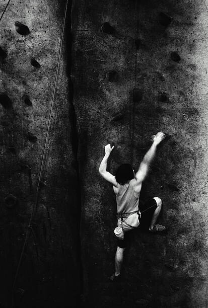 Joe McBride Plakát, Obraz - Man rock climbing, indoors, rear view (B&W), Joe McBride, 26.7 × 40 cm