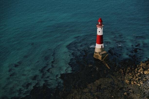 Mykola Romanovskyy Plakát, Obraz - Red and white lighthouse on the sea shore., Mykola Romanovskyy, 40 × 26.7 cm