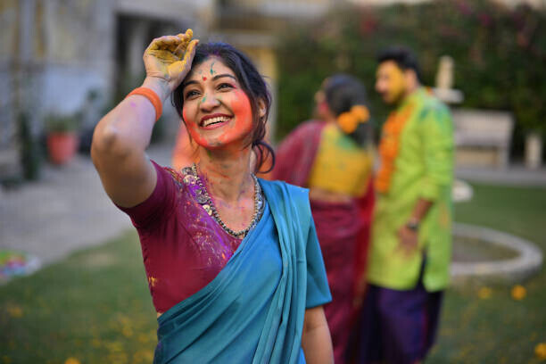 Mayur Kakade Plakát, Obraz - Indian woman in saree with Holi, Mayur Kakade, 40 × 26.7 cm