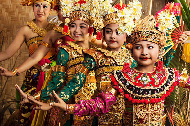 Paper Boat Creative Plakát, Obraz - Row of traditional Balinese dancers in costume, Paper Boat Creative, 40 × 26.7 cm