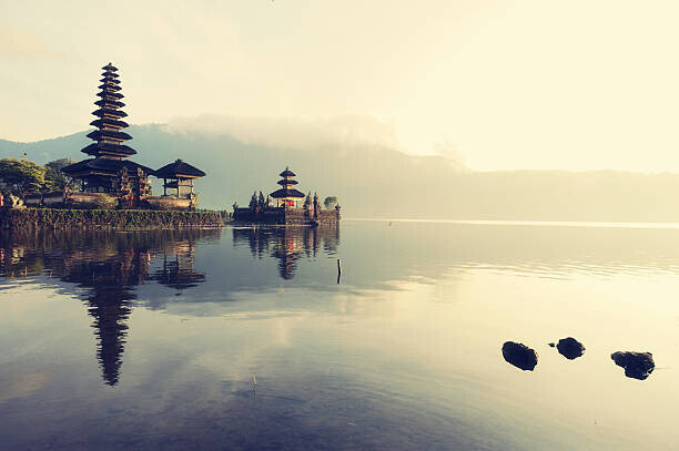 Carlina Teteris Plakát, Obraz - Floating temple, Bali, Carlina Teteris, 40 × 26.7 cm