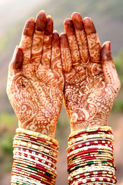 DEV IMAGES Plakát, Obraz - Indian bride hands with henna tattoo, DEV IMAGES, 26.7 × 40 cm