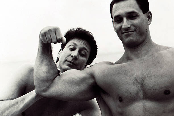 Ronnie Kaufman Plakát, Obraz - Admiring Muscular Man, Ronnie Kaufman, 40 × 26.7 cm