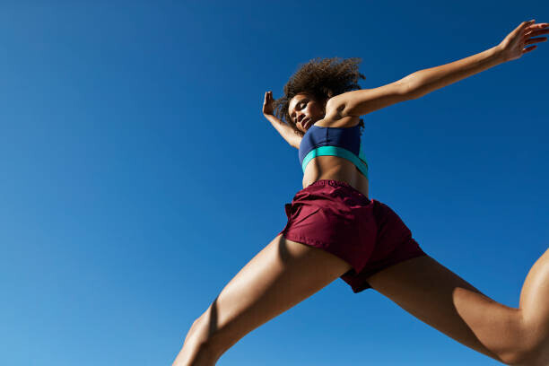 Klaus Vedfelt Plakát, Obraz - Young woman exercising against clear sky, Klaus Vedfelt, 40 × 26.7 cm