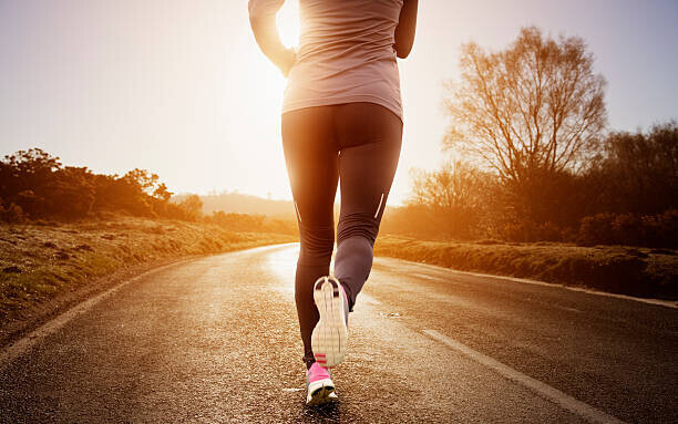 Robert Decelis Plakát, Obraz - Female runner running along road, Robert Decelis, 40 × 26.7 cm