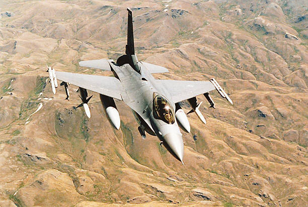 Stocktrek Plakát, Obraz - General Dynamics F-16 Falcon in flight over desert, Stocktrek, 40 × 26.7 cm