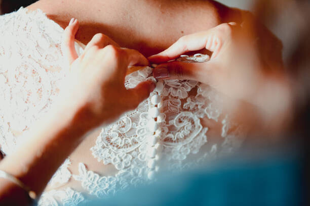 corinafotografia Plakát, Obraz - Close-up of a bridesmaid buttoning up, corinafotografia, 40 × 26.7 cm