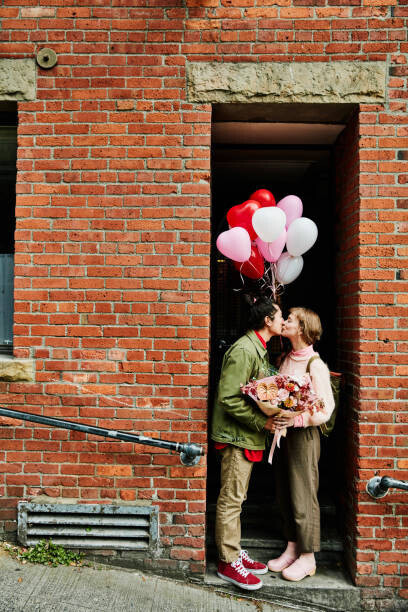 Thomas Barwick Plakát, Obraz - Couple kissing in doorway while on, Thomas Barwick, 26.7 × 40 cm