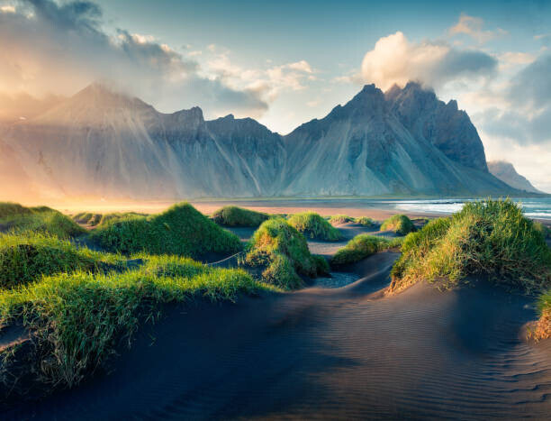 Andrew_Mayovskyy Plakát, Obraz - Black sand dunes on the Stokksnes headland, Andrew_Mayovskyy, 40 × 30 cm