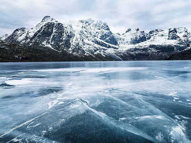 Johner Images Plakát, Obraz - Frozen water and mountain range on background, Johner Images, 40 × 30 cm