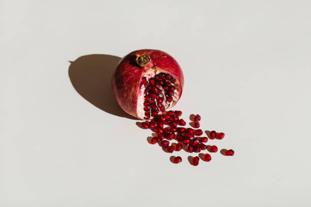 Tanja Ivanova Plakát, Obraz - ut pomegranate on a white background., Tanja Ivanova, 40 × 26.7 cm