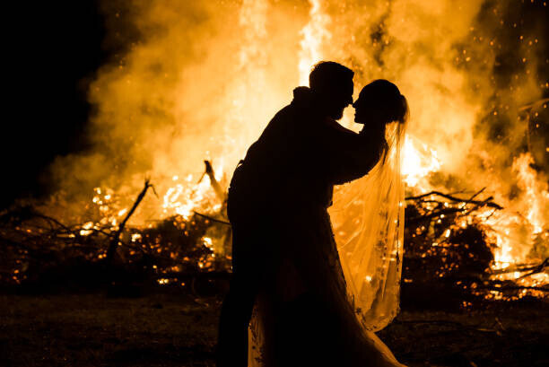 Ellen LeRoy Photography Plakát, Obraz - Bride and Groom silhouette with Fire behind them, Ellen LeRoy Photography, 40 × 26.7 cm