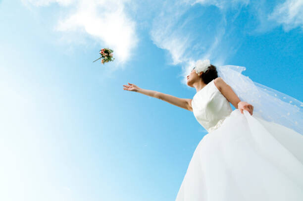 a-clip Plakát, Obraz - Bride Throwing Bouquet, a-clip, 40 × 26.7 cm
