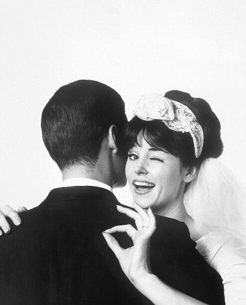 Archive Holdings Inc. Plakát, Obraz - BRIDE HUGGING HUSBAND, OKAY GESTURE, 1963, Archive Holdings Inc., 30 × 40 cm