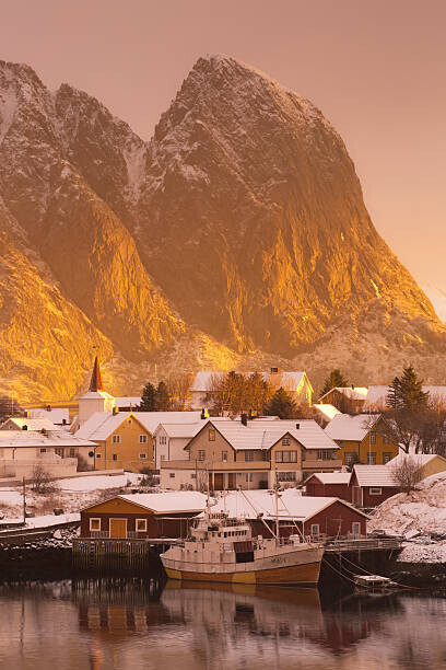 David Clapp Plakát, Obraz - Golden mountain, Reine, Lofoten Islands, Norway, David Clapp, 26.7 × 40 cm