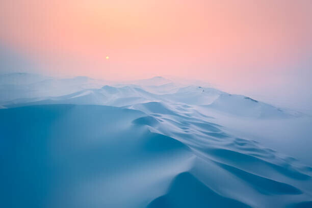 Xuanyu Han Plakát, Obraz - Snow covered desert sand dunes at sunset in winter, Xuanyu Han, 40 × 26.7 cm