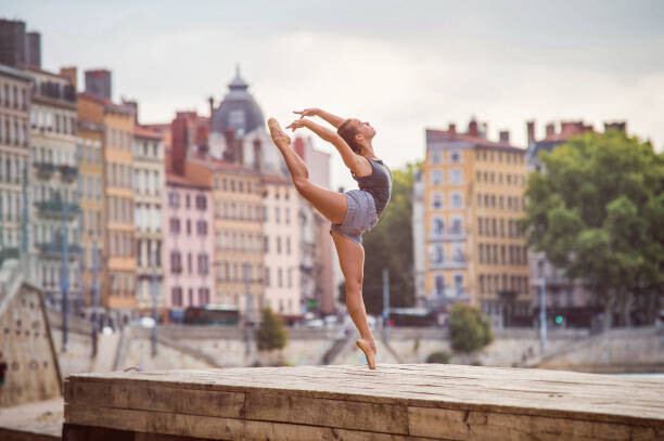 Yanis Ourabah Plakát, Obraz - Female ballet dancer dancing in the, Yanis Ourabah, 40 × 26.7 cm