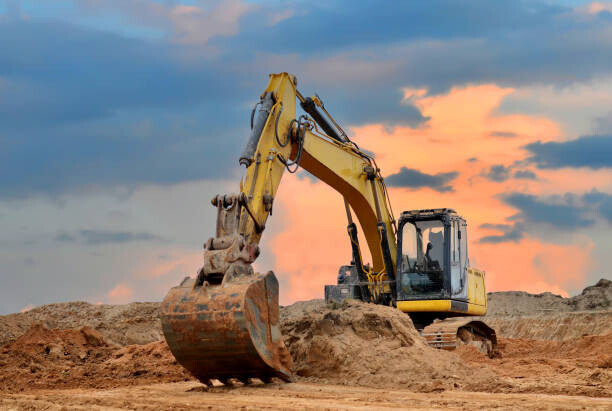 Maksim Safaniuk Plakát, Obraz - Excavator working on earthmoving at open, Maksim Safaniuk, 40 × 26.7 cm