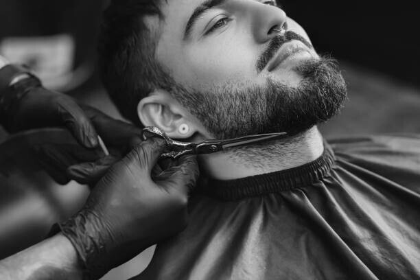 Liudmila Chernetska Plakát, Obraz - Professional hairdresser working with bearded client, Liudmila Chernetska, 40 × 26.7 cm