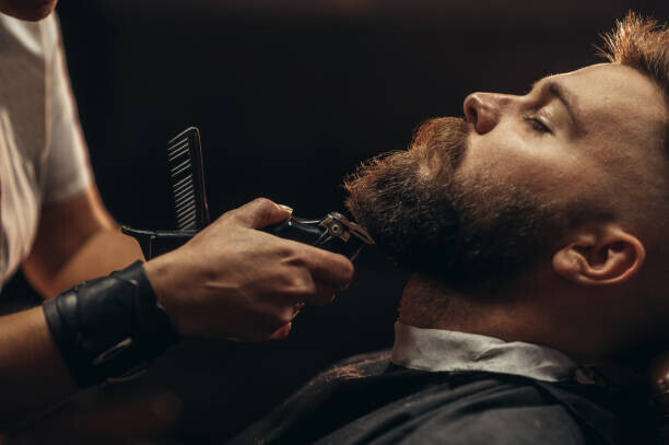 zamrznutitonovi Plakát, Obraz - Young bearded man getting beard haircut, zamrznutitonovi, 40 × 26.7 cm