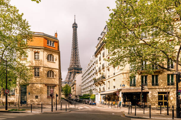 Alexander Spatari Plakát, Obraz - Street in Paris with Eiffel Tower, France, Alexander Spatari, 40 × 26.7 cm