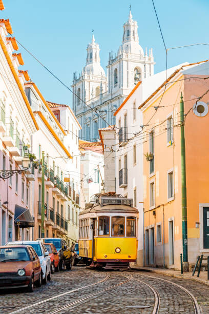 Alexander Spatari Plakát, Obraz - Yellow tram on the narrow street, Alexander Spatari, 26.7 × 40 cm