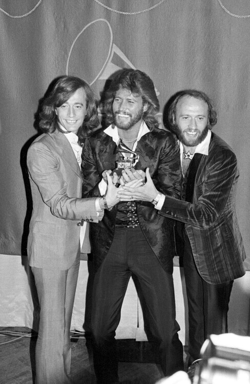 Bettmann Plakát, Obraz - The Bee Gees Smiling, Holding Grammys, 26.7 × 40 cm