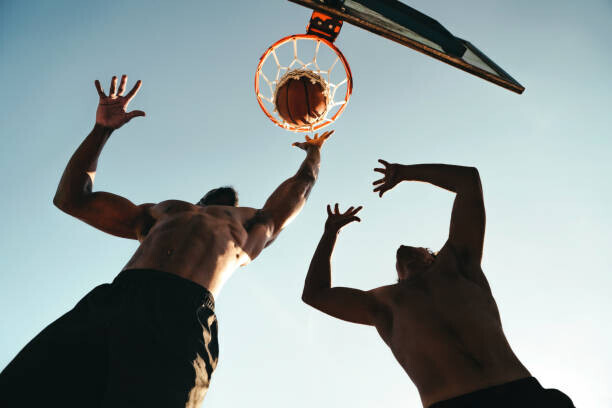 Yana Iskayeva Plakát, Obraz - Young athletic boys playing basketball, throwing, Yana Iskayeva, 40 × 26.7 cm