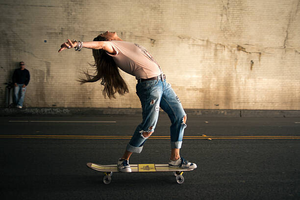 Ian Logan Plakát, Obraz - Woman skateboarding in tunnel, Ian Logan, 40 × 26.7 cm