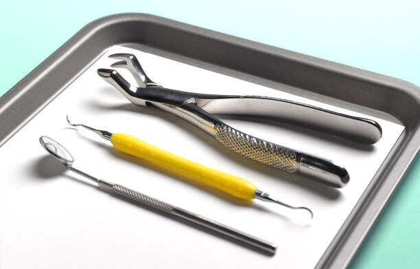 Peter Dazeley Plakát, Obraz - DENTAL TOOLS PREPARED FOR TOOTH EXTRACTION, Peter Dazeley, 40 × 26.7 cm