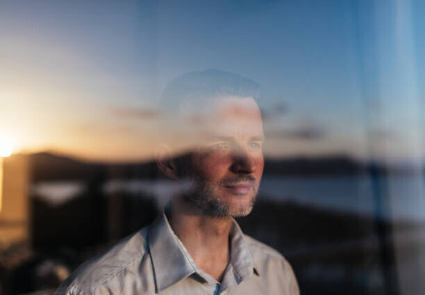 Guido Mieth Plakát, Obraz - Businessman looking out of a window., Guido Mieth, 40 × 26.7 cm