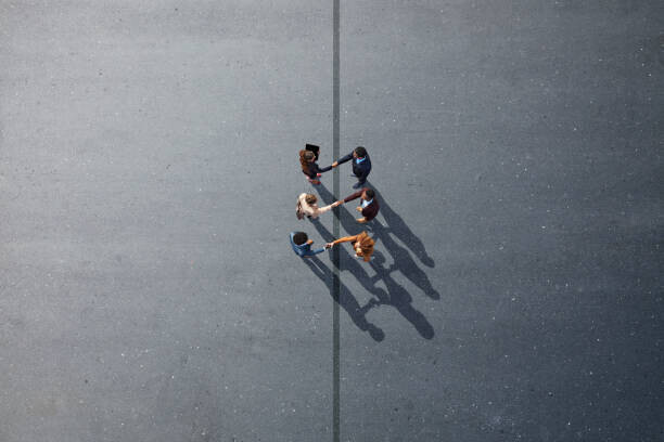 Klaus Vedfelt Plakát, Obraz - Businesspeople making handshakes across line, on, Klaus Vedfelt, 40 × 26.7 cm