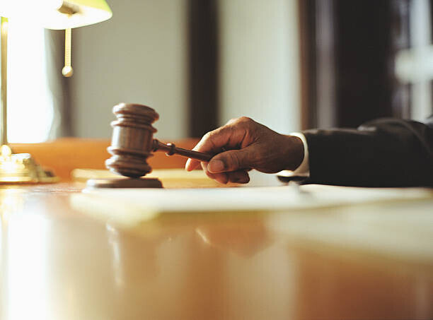 Yellow Dog Productions Plakát, Obraz - Male judge striking gavel in courtroom, close-up, Yellow Dog Productions, 40 × 30 cm