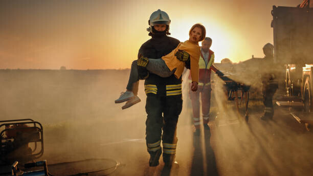 gorodenkoff Plakát, Obraz - Brave Firefighter Carries Injured Young Girl, gorodenkoff, 40 × 22.2 cm