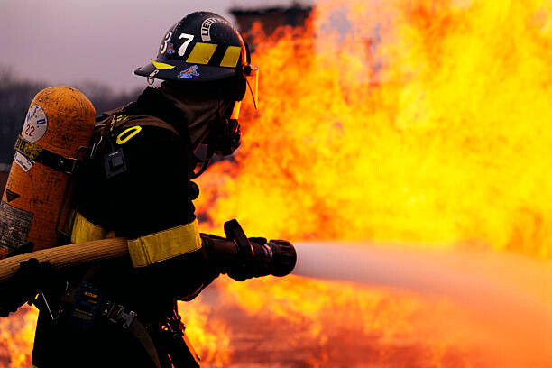 Ted Horowitz Photography Plakát, Obraz - Firefighter Battling Flame, Ted Horowitz Photography, 40 × 26.7 cm