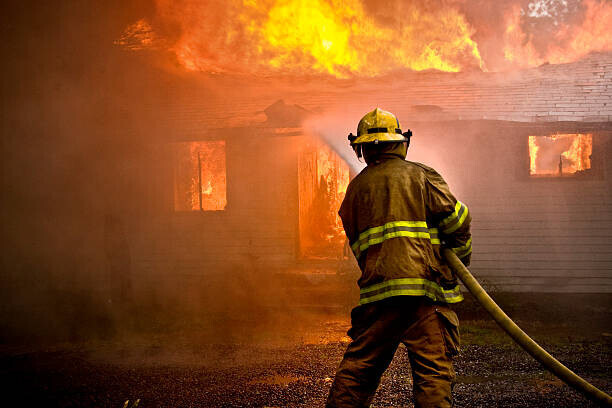 chuckmoser Plakát, Obraz - Firefighter spraying water at a house fire, chuckmoser, 40 × 26.7 cm