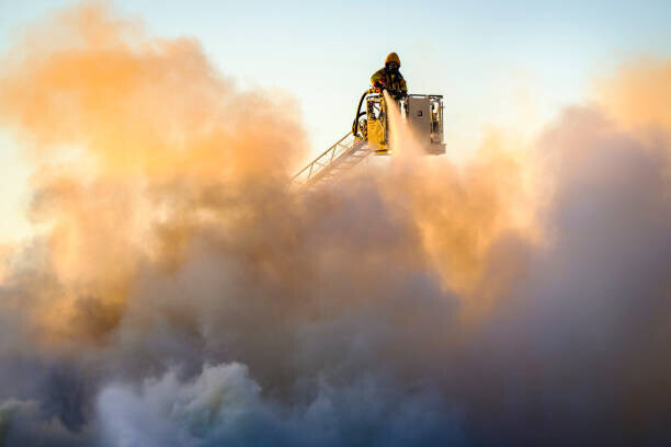 Johner Images Plakát, Obraz - Firefighter fighting fire, Johner Images, 40 × 26.7 cm