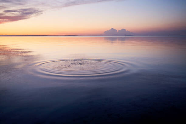 the_burtons Plakát, Obraz - Rings in water of the sea, the_burtons, 40 × 26.7 cm