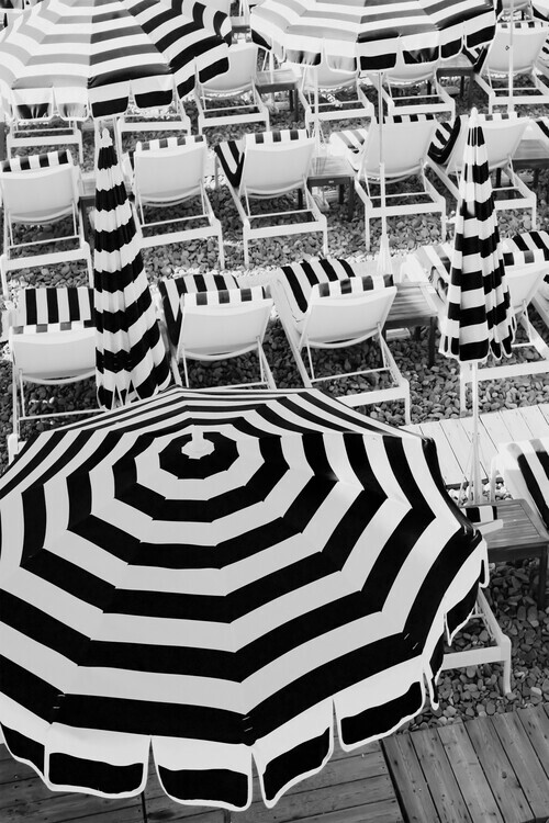 Grace Digital Art Plakát, Obraz - Black and White Beach Umbrellas, Grace Digital Art, 26.7 × 40 cm