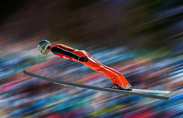 technotr Plakát, Obraz - Ski jumper in mid-air against blurred background, technotr, 40 × 26.7 cm