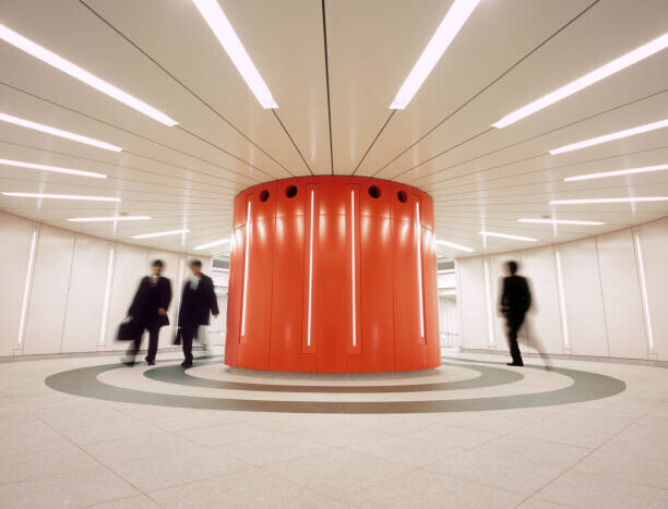 EschCollection Plakát, Obraz - Businessmen walking in circles, Tokyo, Japan, EschCollection, 40 × 30 cm