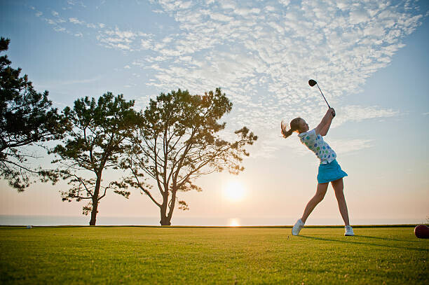Stephen Simpson Plakát, Obraz - Teen girl makes a powerful drive on a golf course, Stephen Simpson, 40 × 26.7 cm