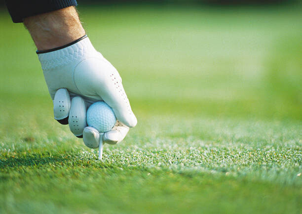 Laurence Mouton Plakát, Obraz - Golfer's gloved hand teeing up, close-up, Laurence Mouton, 40 × 30 cm