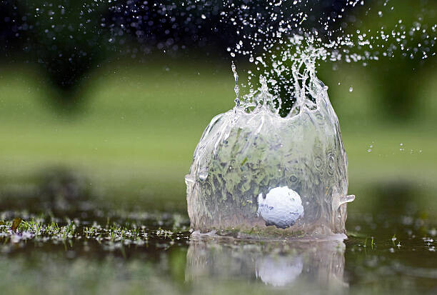 Photo and Co Plakát, Obraz - Golf ball landing in pond, close-up, Photo and Co, 40 × 26.7 cm
