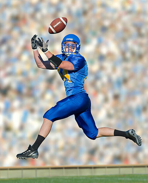 Pete Saloutos Plakát, Obraz - American footballer catching ball, Pete Saloutos, 30 × 40 cm